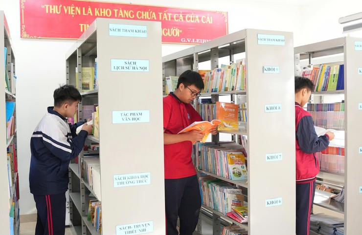 Bát Tràng bàn giao sách luân chuyển cho các trường học, góp phần lan tỏa văn hóa đọc- Ảnh 3.