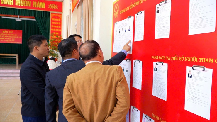 ĐỒNG CHÍ MAI XUÂN TRƯỜNG, BÍ THƯ ĐẢNG ỦY, CHỦ TỊCH HĐND XÃ KIỂM TRA CÔNG TÁC CHUẨN BỊ CÁC KHU VỰC BỎ PHIẾU TRÊN ĐỊA BÀN XÃ DÂN HÒA- Ảnh 6.