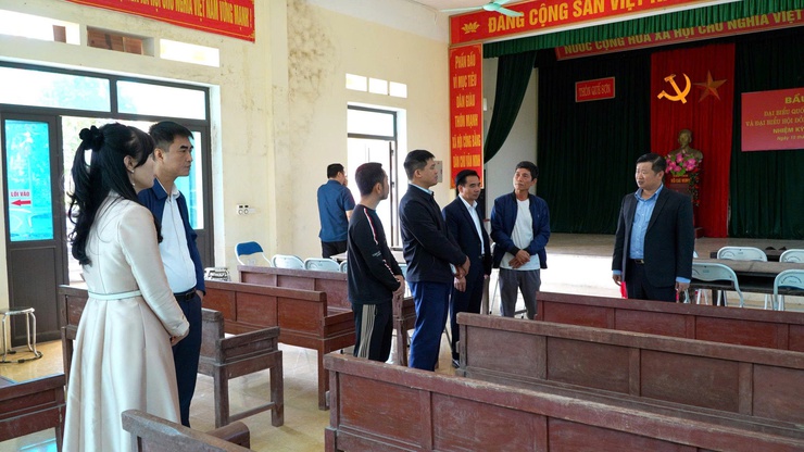 ĐỒNG CHÍ MAI XUÂN TRƯỜNG, BÍ THƯ ĐẢNG ỦY, CHỦ TỊCH HĐND XÃ KIỂM TRA CÔNG TÁC CHUẨN BỊ CÁC KHU VỰC BỎ PHIẾU TRÊN ĐỊA BÀN XÃ DÂN HÒA- Ảnh 8.