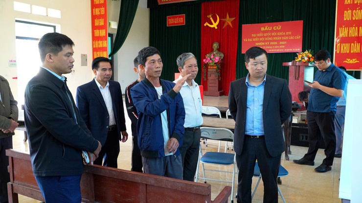 ĐỒNG CHÍ MAI XUÂN TRƯỜNG, BÍ THƯ ĐẢNG ỦY, CHỦ TỊCH HĐND XÃ KIỂM TRA CÔNG TÁC CHUẨN BỊ CÁC KHU VỰC BỎ PHIẾU TRÊN ĐỊA BÀN XÃ DÂN HÒA- Ảnh 1.