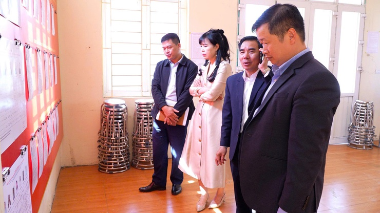 ĐỒNG CHÍ MAI XUÂN TRƯỜNG, BÍ THƯ ĐẢNG ỦY, CHỦ TỊCH HĐND XÃ KIỂM TRA CÔNG TÁC CHUẨN BỊ CÁC KHU VỰC BỎ PHIẾU TRÊN ĐỊA BÀN XÃ DÂN HÒA- Ảnh 7.