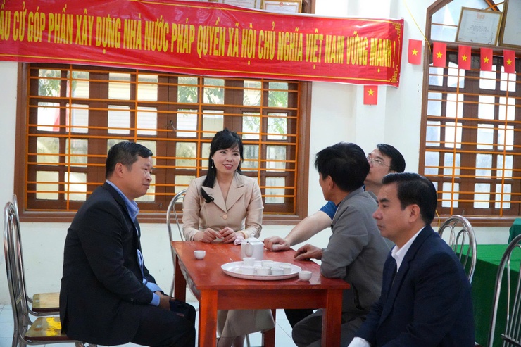 ĐỒNG CHÍ MAI XUÂN TRƯỜNG, BÍ THƯ ĐẢNG ỦY, CHỦ TỊCH HĐND XÃ KIỂM TRA CÔNG TÁC CHUẨN BỊ CÁC KHU VỰC BỎ PHIẾU TRÊN ĐỊA BÀN XÃ DÂN HÒA- Ảnh 5.