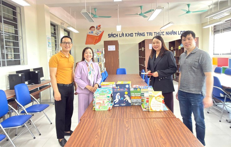 Bát Tràng bàn giao sách luân chuyển cho các trường học, góp phần lan tỏa văn hóa đọc- Ảnh 4.