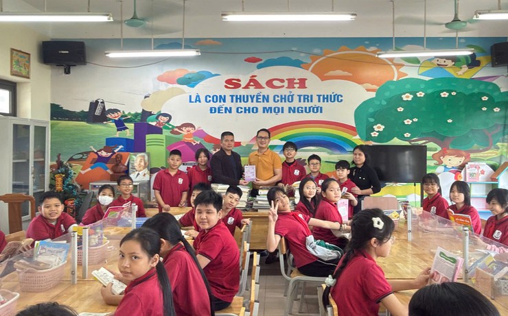 Bát Tràng bàn giao sách luân chuyển cho các trường học, góp phần lan tỏa văn hóa đọc- Ảnh 5.