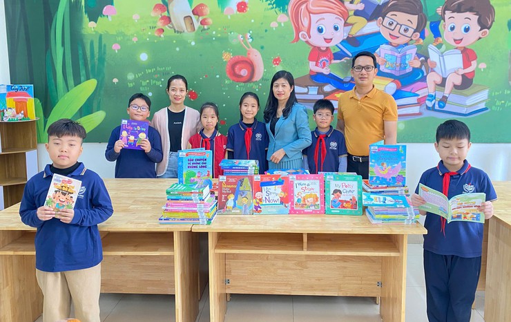 Bát Tràng bàn giao sách luân chuyển cho các trường học, góp phần lan tỏa văn hóa đọc- Ảnh 7.