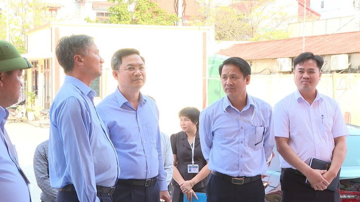 Đoàn công tác số 5 của Thành ủy Hà Nội kiểm tra công tác chuẩn bị bầu cử tại Đơn vị bầu cử số 2, thôn Ngọc Chi- Ảnh 1.