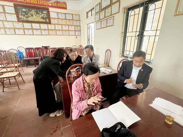 Khai giảng lớp học “Công dân số bạc” dành cho người cao tuổi tại thôn An Hiền- Ảnh 2.