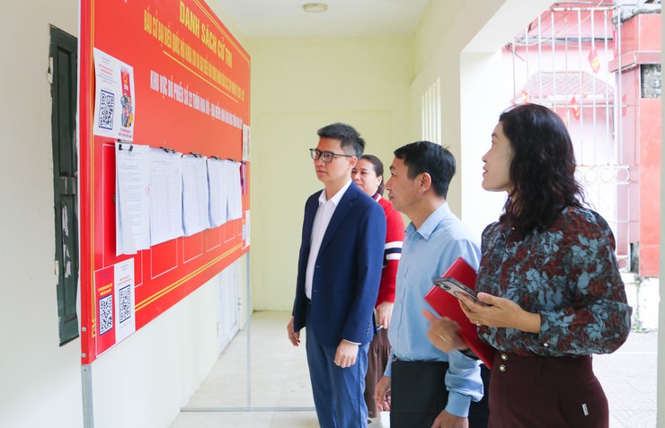 Đoàn giám sát HĐND xã Quốc Oai kiểm tra công tác trang trí phục vụ bầu cử- Ảnh 1.