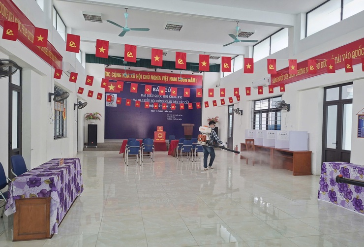 Trạm Y tế xã Quốc Oai ra quân tổng vệ sinh môi trường, chủ động phòng chống dịch bệnh trước ngày bầu cử- Ảnh 1.