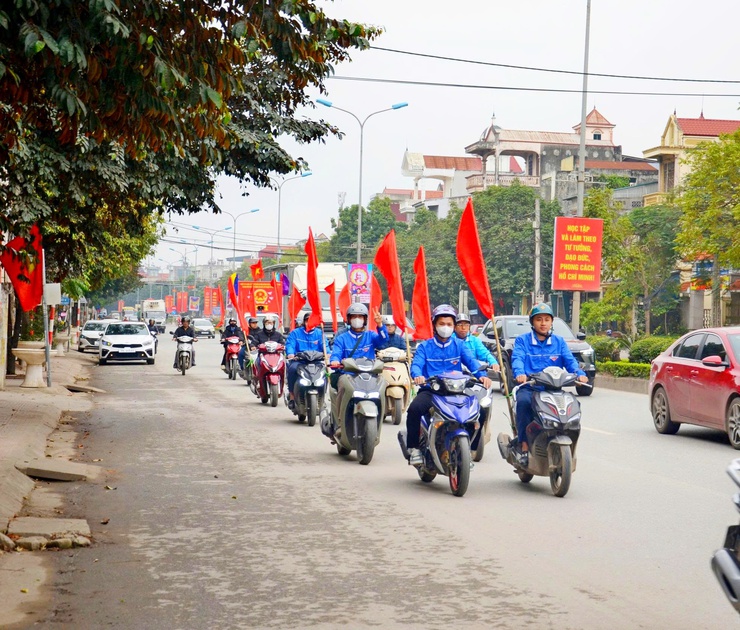 Phường Tùng Thiện ra quân tuyên truyền lưu động về bầu cử đại biểu Quốc hội và HĐND các cấp nhiệm kỳ 2026 – 2031

- Ảnh 4.
