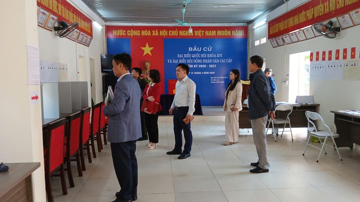 Đảng ủy xã Hòa Lạc kiểm tra công tác chuẩn bị bầu cử tại các khu vực bỏ phiếu- Ảnh 1.