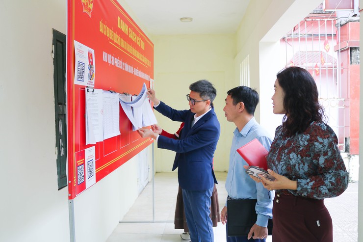 Đoàn giám sát HĐND xã Quốc Oai kiểm tra công tác trang trí phục vụ bầu cử- Ảnh 2.