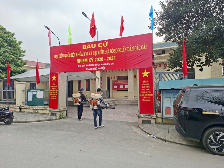 Trạm Y tế xã Quốc Oai ra quân tổng vệ sinh môi trường, chủ động phòng chống dịch bệnh trước ngày bầu cử- Ảnh 2.