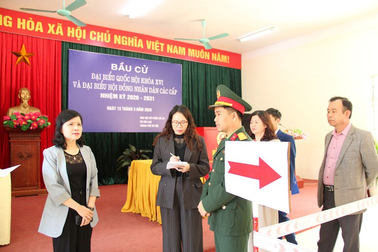 Đảng ủy xã Hòa Lạc kiểm tra công tác chuẩn bị bầu cử tại các khu vực bỏ phiếu- Ảnh 9.