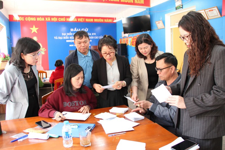 Đảng ủy xã Hòa Lạc kiểm tra công tác chuẩn bị bầu cử tại các khu vực bỏ phiếu- Ảnh 2.