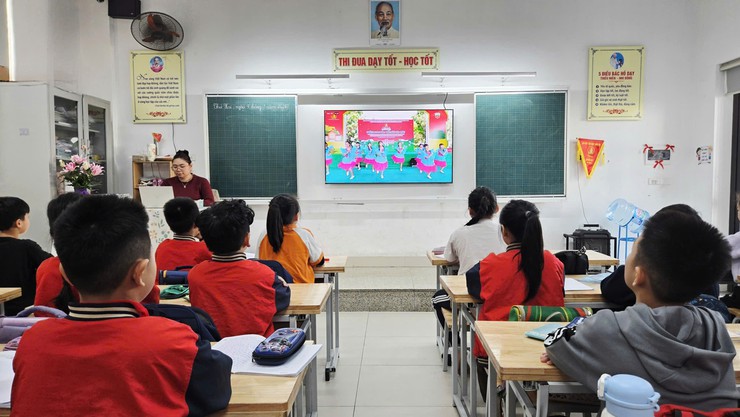 HỌC SINH TRƯỜNG TIỂU HỌC TRẦN PHÚ HÀO HỨNG TIẾP SÓNG CHƯƠNG TRÌNH "NGÀY HỘI THIẾU NHI VUI KHỎE - TIẾN BƯỚC LÊN ĐOÀN"- Ảnh 1.