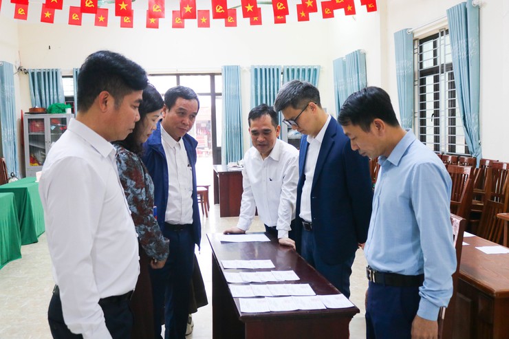 Đoàn giám sát HĐND xã Quốc Oai kiểm tra công tác trang trí phục vụ bầu cử- Ảnh 4.