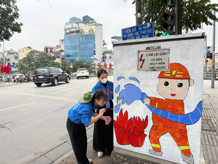 TUỔI TRẺ PHƯỜNG PHƯƠNG LIỆT THAY “ÁO MỚI” CHO CÁC BỐT ĐIỆN TRÊN TUYẾN PHỐ LÊ TRỌNG TẤN- Ảnh 4.