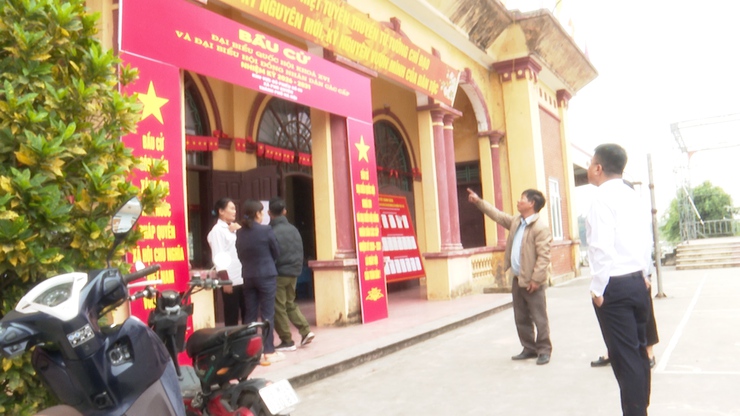 Đồng chí Phó Chủ tịch Thường trực UBND xã kiểm tra công tác chuẩn bị bầu cử tại các thôn- Ảnh 2.