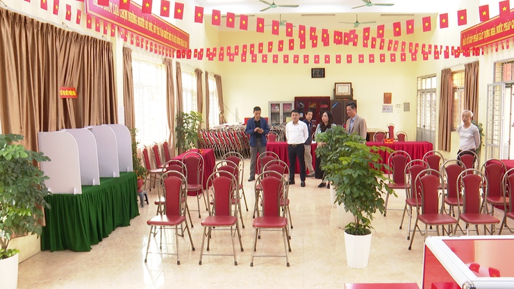 Đồng chí Phó Chủ tịch Thường trực UBND xã kiểm tra công tác chuẩn bị bầu cử tại các thôn- Ảnh 1.