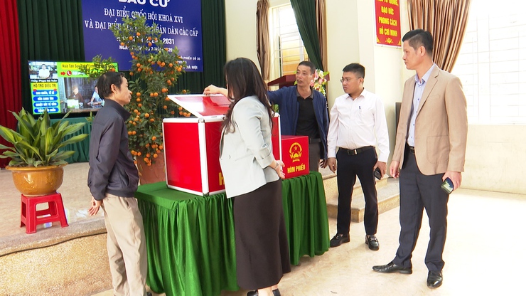 Đồng chí Phó Chủ tịch Thường trực UBND xã kiểm tra công tác chuẩn bị bầu cử tại các thôn- Ảnh 6.