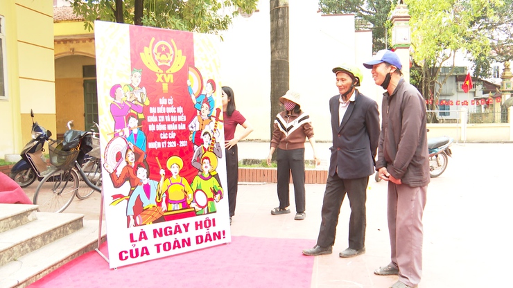 Đồng chí Phó Chủ tịch Thường trực UBND xã kiểm tra công tác chuẩn bị bầu cử tại các thôn- Ảnh 7.