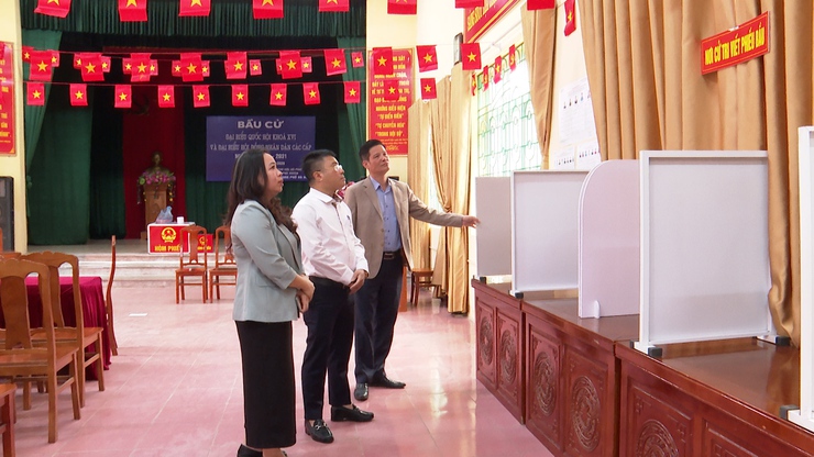 Đồng chí Phó Chủ tịch Thường trực UBND xã kiểm tra công tác chuẩn bị bầu cử tại các thôn- Ảnh 5.