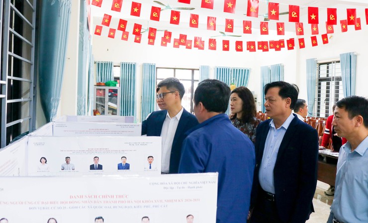 Đoàn giám sát HĐND xã Quốc Oai kiểm tra công tác trang trí phục vụ bầu cử- Ảnh 5.