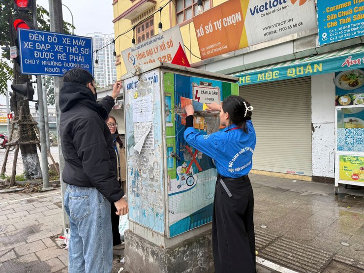 TUỔI TRẺ PHƯỜNG PHƯƠNG LIỆT THAY “ÁO MỚI” CHO CÁC BỐT ĐIỆN TRÊN TUYẾN PHỐ LÊ TRỌNG TẤN- Ảnh 5.