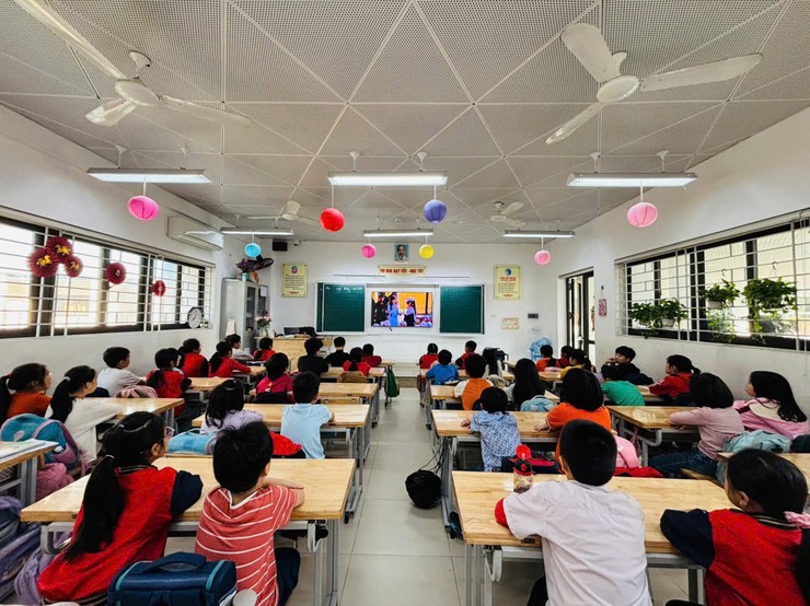 HỌC SINH TRƯỜNG TIỂU HỌC TRẦN PHÚ HÀO HỨNG TIẾP SÓNG CHƯƠNG TRÌNH "NGÀY HỘI THIẾU NHI VUI KHỎE - TIẾN BƯỚC LÊN ĐOÀN"- Ảnh 4.