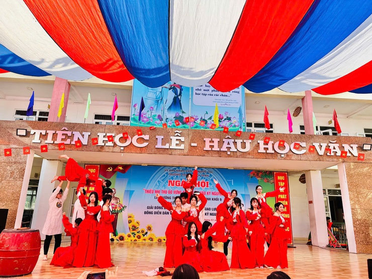 Sôi nổi Giải bóng đá thiếu niên Trường THCS Thạch Thán năm học 2025–2026 chào mừng ngày thành lập Đoàn và cuộc bầu cử- Ảnh 4.