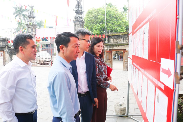 Đoàn giám sát HĐND xã Quốc Oai kiểm tra công tác trang trí phục vụ bầu cử- Ảnh 6.