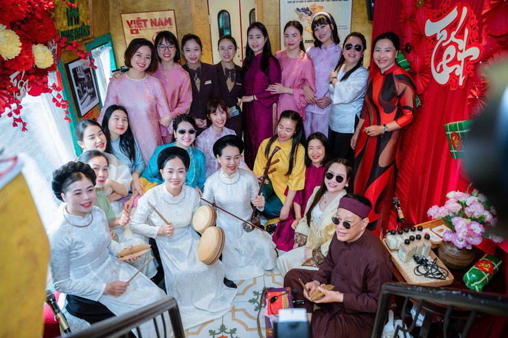 Công an phường Phúc Lợi tổ chức gặp mặt, tặng quà cán bộ nữ nhân kỷ niệm 116 năm Ngày Quốc tế Phụ nữ (08/3/1910-08/3/2026)- Ảnh 3.