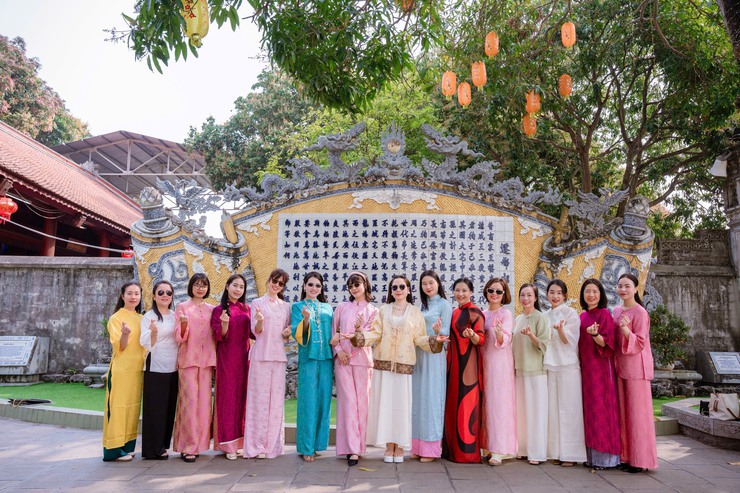 Công an phường Phúc Lợi tổ chức gặp mặt, tặng quà cán bộ nữ nhân kỷ niệm 116 năm Ngày Quốc tế Phụ nữ (08/3/1910-08/3/2026)- Ảnh 2.