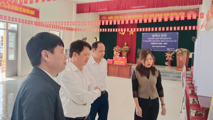 Thường trực Đảng ủy xã Ba Vì kiểm tra công tác chuẩn bị bầu cử tại các thôn trên địa bàn xã Ba Vì- Ảnh 1.