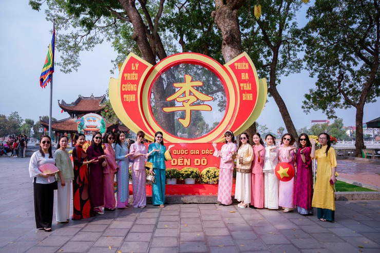 Công an phường Phúc Lợi tổ chức gặp mặt, tặng quà cán bộ nữ nhân kỷ niệm 116 năm Ngày Quốc tế Phụ nữ (08/3/1910-08/3/2026)- Ảnh 1.