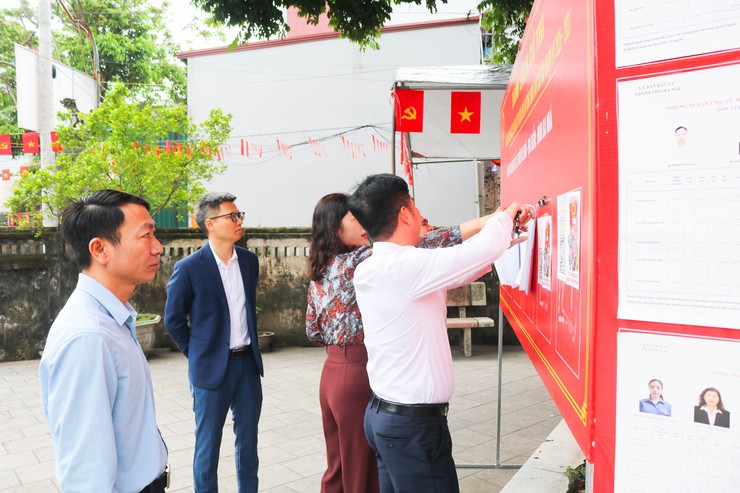 Đoàn giám sát HĐND xã Quốc Oai kiểm tra công tác trang trí phục vụ bầu cử- Ảnh 7.