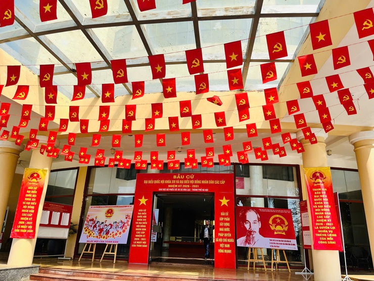 Đảng ủy xã Hòa Lạc kiểm tra công tác chuẩn bị bầu cử tại các khu vực bỏ phiếu- Ảnh 4.