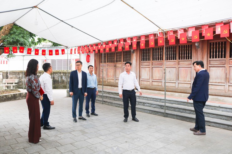 Đoàn giám sát HĐND xã Quốc Oai kiểm tra công tác trang trí phục vụ bầu cử- Ảnh 8.