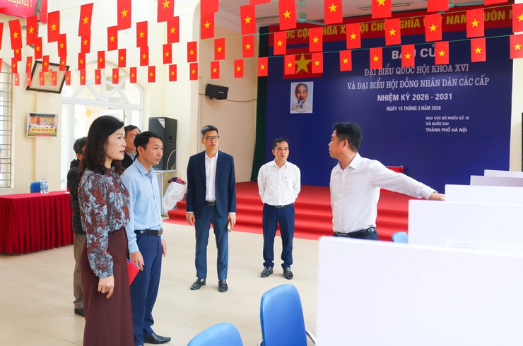 Đoàn giám sát HĐND xã Quốc Oai kiểm tra công tác trang trí phục vụ bầu cử- Ảnh 9.