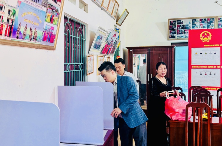 Đồng chí Phó Bí thư Đảng ủy, Chủ tịch UBND xã kiểm tra công tác chuẩn bị bầu cử tại các thôn trên địa bàn xã- Ảnh 1.