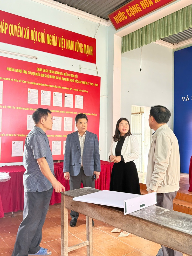 Đồng chí Phó Bí thư Đảng ủy, Chủ tịch UBND xã kiểm tra công tác chuẩn bị bầu cử tại các thôn trên địa bàn xã- Ảnh 2.