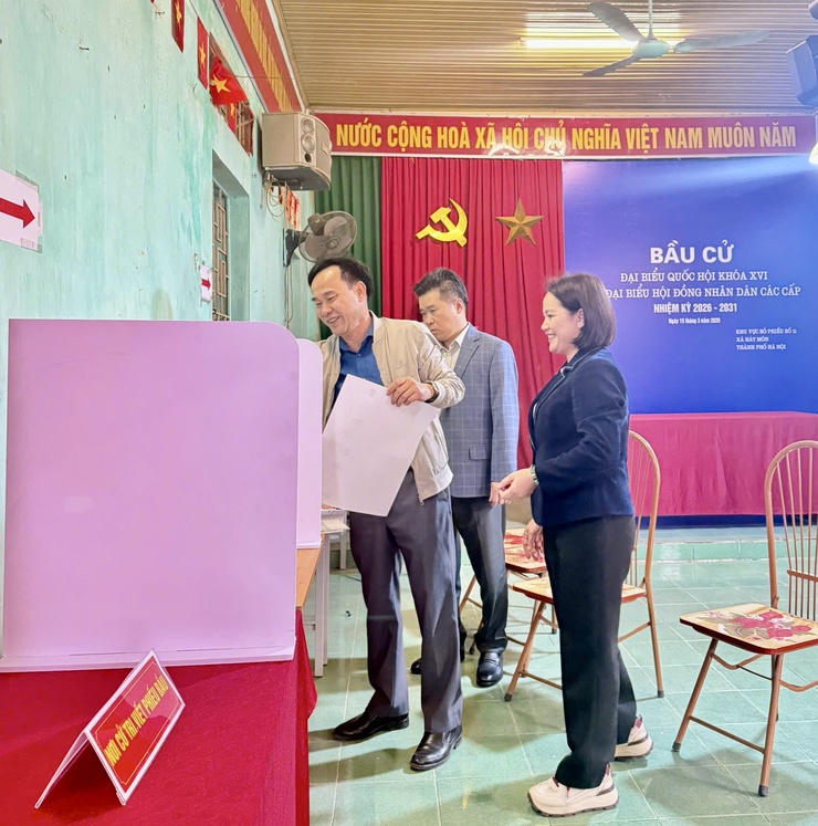 Đồng chí Phó Bí thư Đảng ủy, Chủ tịch UBND xã kiểm tra công tác chuẩn bị bầu cử tại các thôn trên địa bàn xã- Ảnh 3.