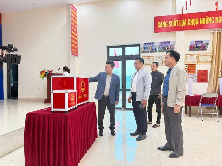 Đồng chí Phó Bí thư Đảng ủy, Chủ tịch UBND xã kiểm tra công tác chuẩn bị bầu cử tại các thôn trên địa bàn xã- Ảnh 4.