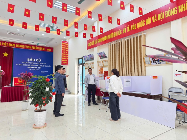 Đồng chí Phó Bí thư Đảng ủy, Chủ tịch UBND xã kiểm tra công tác chuẩn bị bầu cử tại các thôn trên địa bàn xã- Ảnh 5.