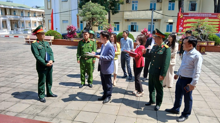 Đảng ủy xã Hòa Lạc kiểm tra công tác chuẩn bị bầu cử tại các khu vực bỏ phiếu- Ảnh 8.