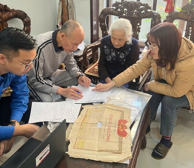 “Đến trước nhu cầu - Tiên phong phục vụ”: Tổ xung kích số 9 hỗ trợ cụ bà 94 tuổi thực hiện thủ tục cấp lại Bằng Tổ quốc ghi công- Ảnh 2.