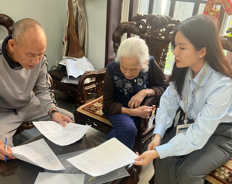“Đến trước nhu cầu - Tiên phong phục vụ”: Tổ xung kích số 9 hỗ trợ cụ bà 94 tuổi thực hiện thủ tục cấp lại Bằng Tổ quốc ghi công- Ảnh 3.