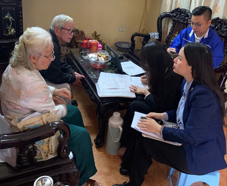 Tổ xung kích số 7 – Chi nhánh số 01 hỗ trợ người cao tuổi hoàn thiện thủ tục cấp giấy chứng nhận quyền sử dụng đất- Ảnh 1.