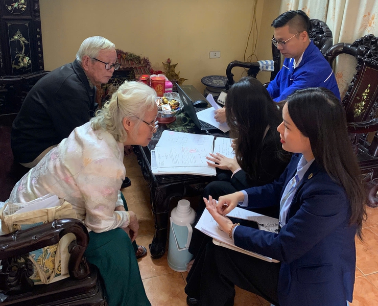 Tổ xung kích số 7 – Chi nhánh số 01 hỗ trợ người cao tuổi hoàn thiện thủ tục cấp giấy chứng nhận quyền sử dụng đất- Ảnh 2.